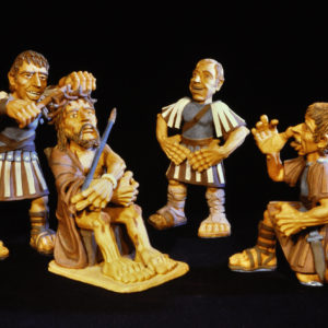Tonfiguren zeigen wie Jesus die Dornenkrone aufgesetzt bekommt, mit römischen Beobachtern.