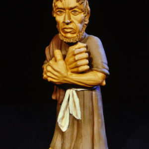 Eine detailreiche Tonfigur eines besorgten, bartigen Mannes in Gewand.