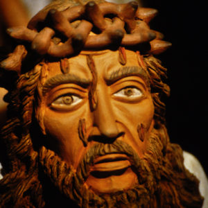 Die Skulptur zeigt einen leidenden Jesus Christus mit Dornenkranz und Wundmalen im Gesicht.