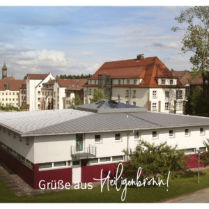 Heiligennborn zeigt Gebäude mit roten Dächern, einen Kirchturm.