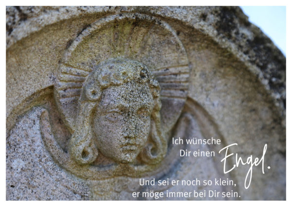 Steinskulptur auf Friedhof