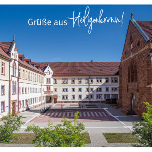 Historische Gebäude in Heiligenbronn mit Fachwerk, Kirchturm und Innenhof präsentieren.