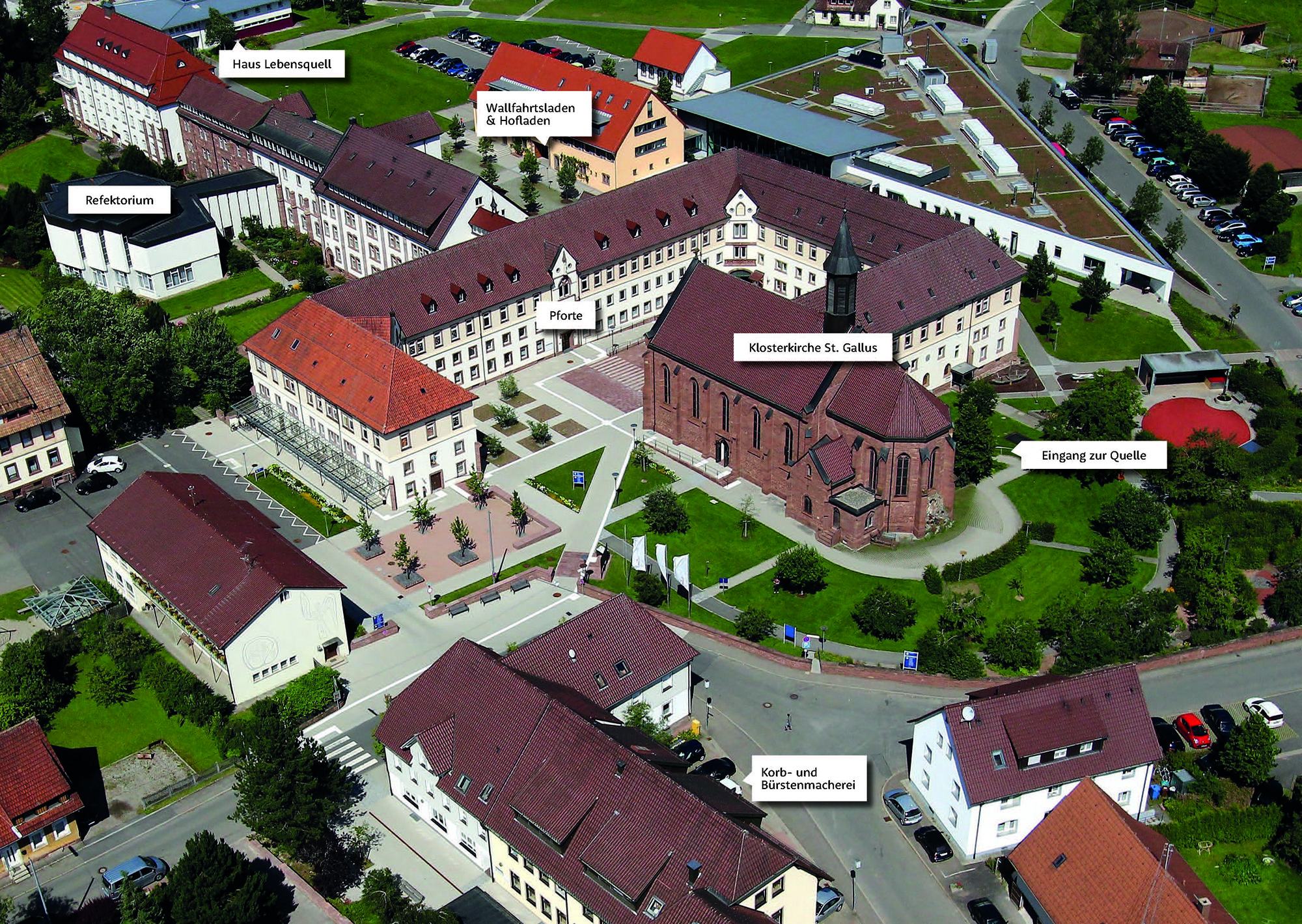 Übersichtsbild mit Gebäuden rund um die Kirche