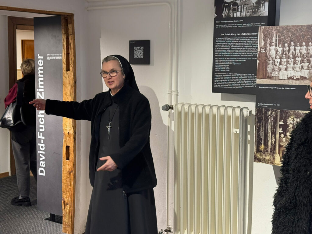 Sr. Dorothea zeigt den Gästen den weiteren Weg.