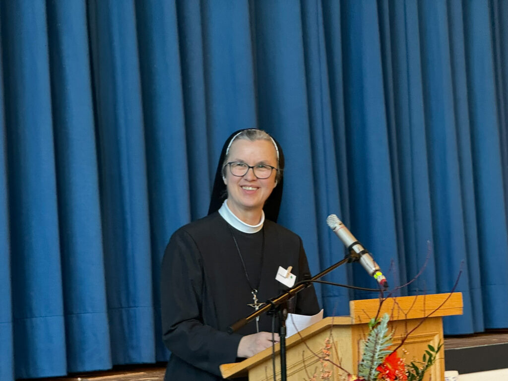 Sr. Dorothea Thomalla spricht zu den Gästen