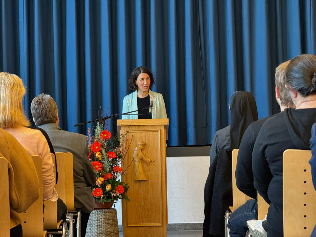 Oberbürgermeisterin Dorothee Eisenlohr spricht zu den Gästen