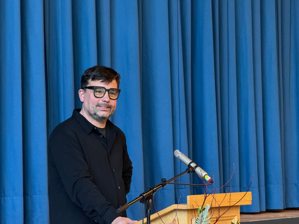 Herr Arkas Förstner erzählt über die gestalterische Umsetzung der Ausstellung.