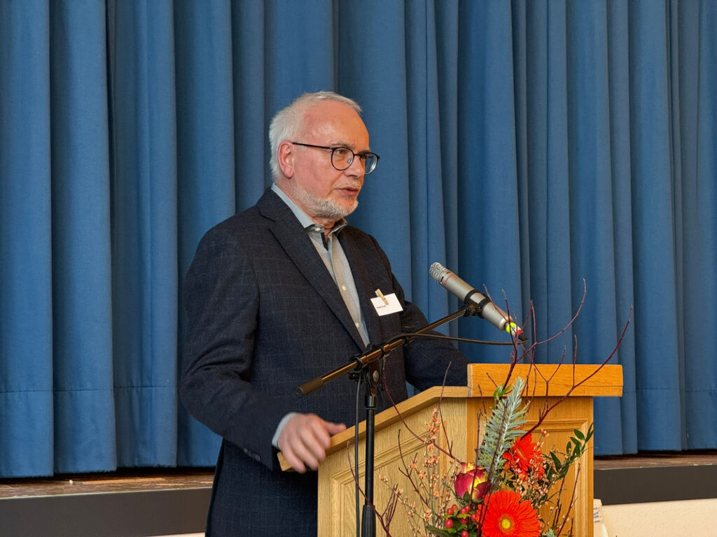 Herr Ewald Graf erklärt die inhaltlichen Themen der Ausstellung