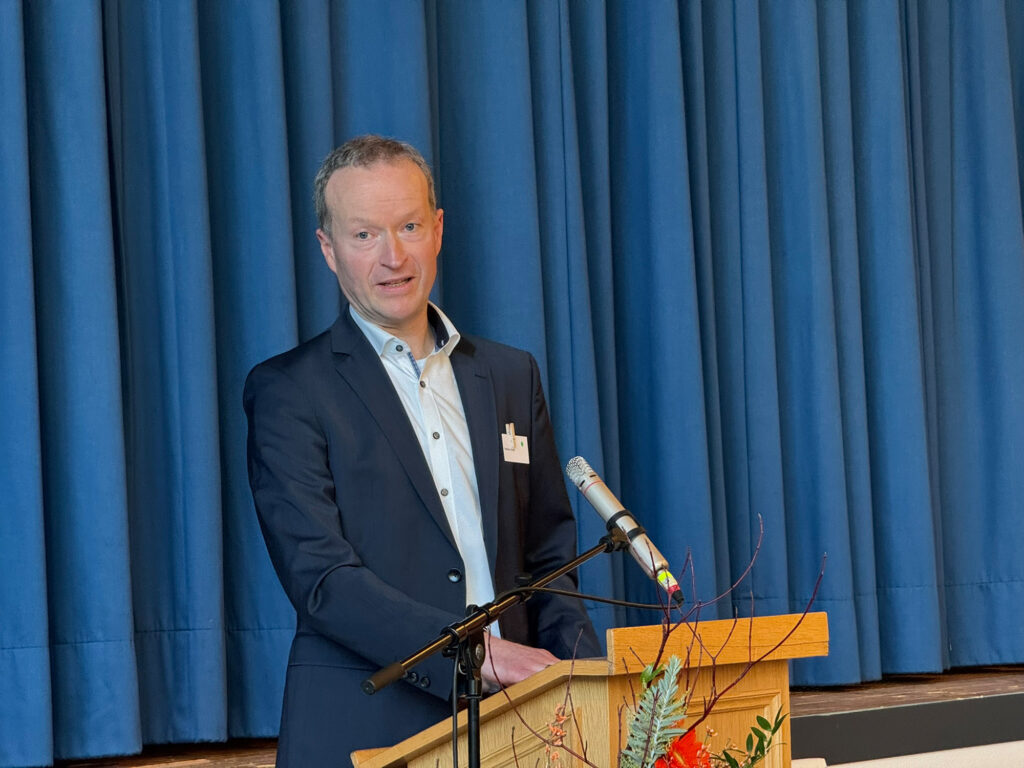 Herr Stefan Guhl - Vorstand der Stiftung St. Franziskus spricht sein Grußwort.