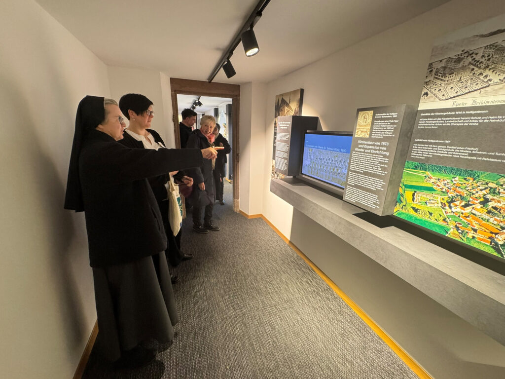Sr. Dorothea und Frau Kiefer in der Ausstellung