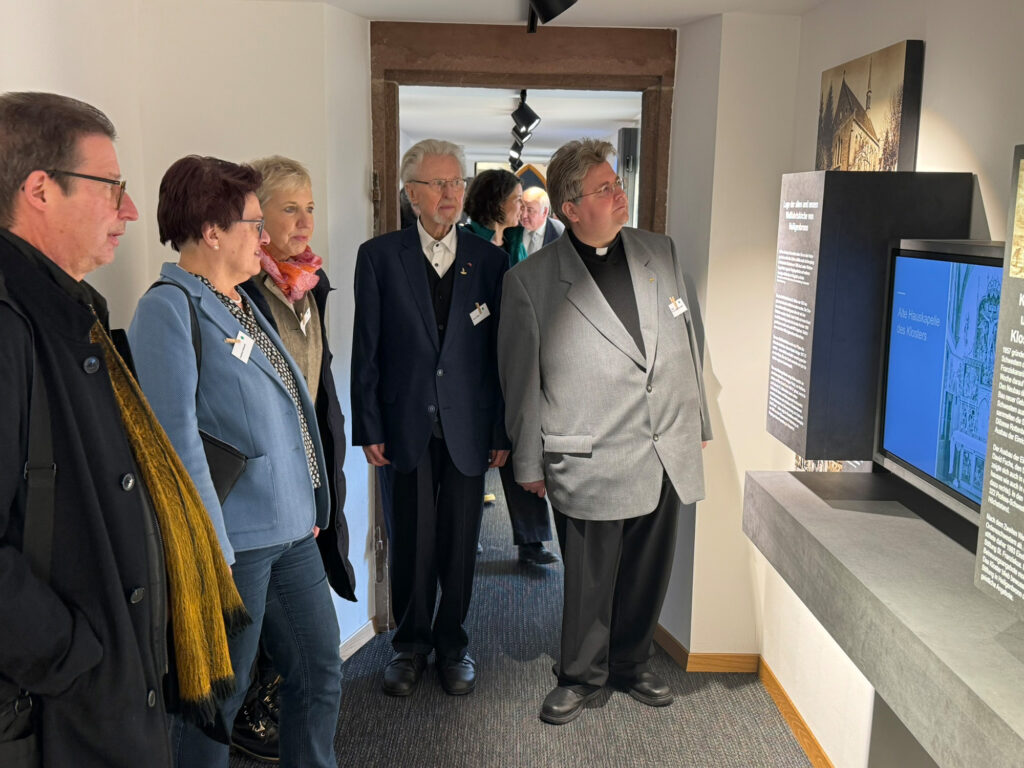 Besucher in der Ausstellung