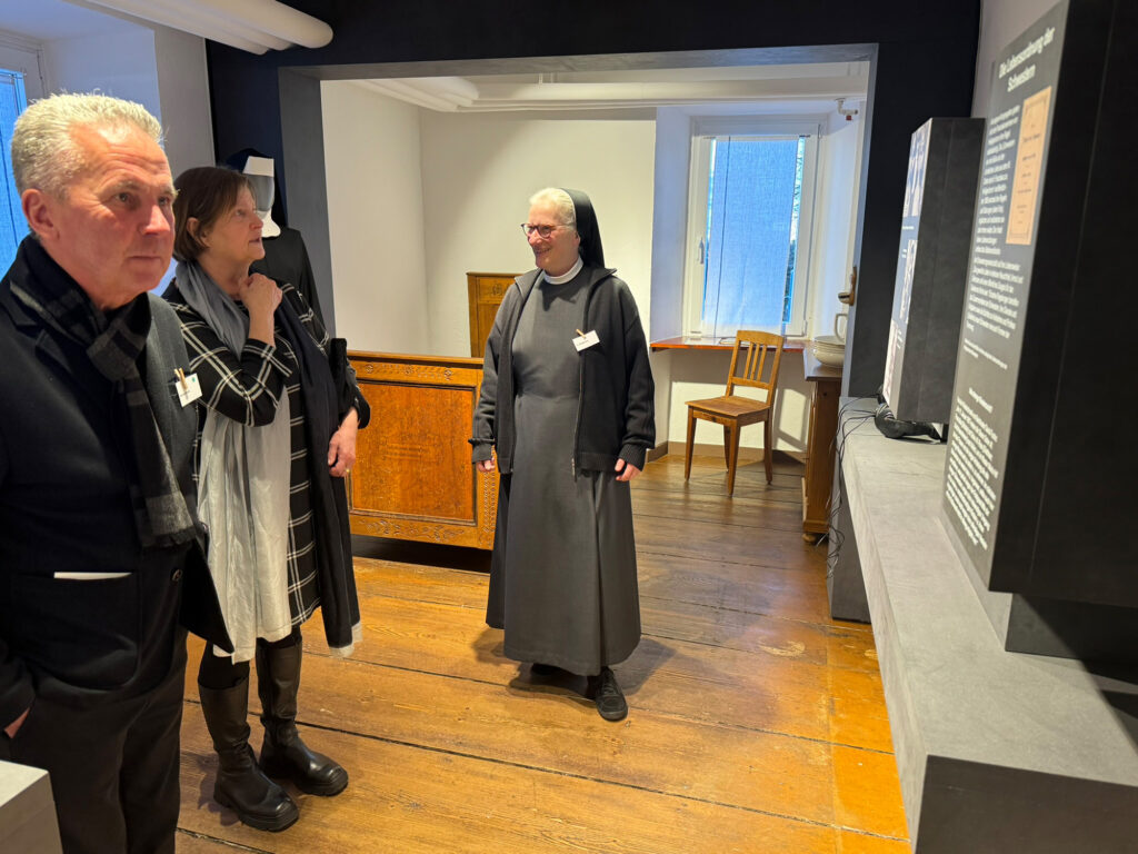 Sr. Magdalena erklärt Besuchern das Schwesternzimmer