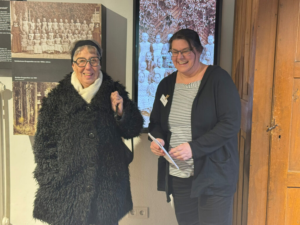 Zwei Frauen in der Ausstellung