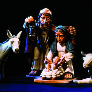 Eine detailreiche Krippenszene zeigt Maria, Josef, Jesuskind, Esel und Kuh in andächtiger Ruhe.