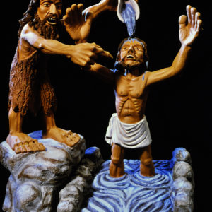Ein Diorama zeigt detailreich die Taufe Jesu durch einen bärtigen Mann im Wasser.