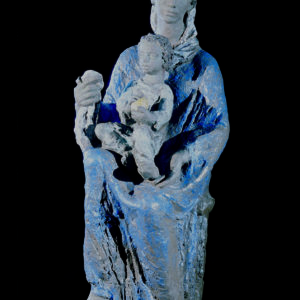 Eine fragmentarische Fayence-Figur zeigt eine Mutter mit Kind in Blautönen, antik.