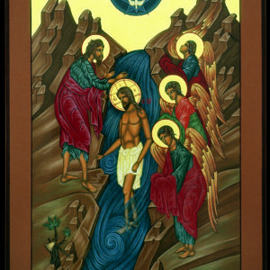 Die Ikone zeigt die Taufe Jesu durch Johannes, flankiert von Engeln und einem Lichtkreuz.