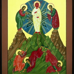 Die Ikone zeigt Christi Verklärung mit Mose, Elija und knienden Jüngern vor goldenem Hintergrund.