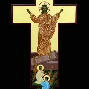 Das Kreuz zeigt die Auferstehung Jesu Christi mit Engel und kyrillischen Lettern.