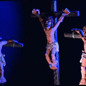 Große Tonfiguren zeigen Jesus am Kreuz in dramatischer, detailreicher Darstellung.