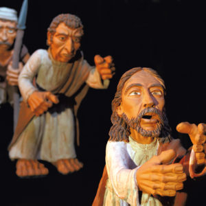 Drei detailreiche Tonfiguren, darunter Jesus, zeigen eine dramatische, emotionale Szene.