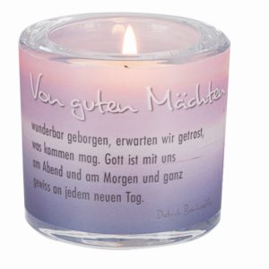 Eine brennende Kerze in farbigem Glas zitiert Bonhoeffer und symbolisiert Zuversicht.