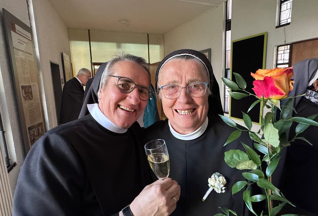 Sr. Angela mit Mitschwester