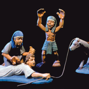 Drei Tonfiguren, der Jesusknabe mit den Aegypterkindern.