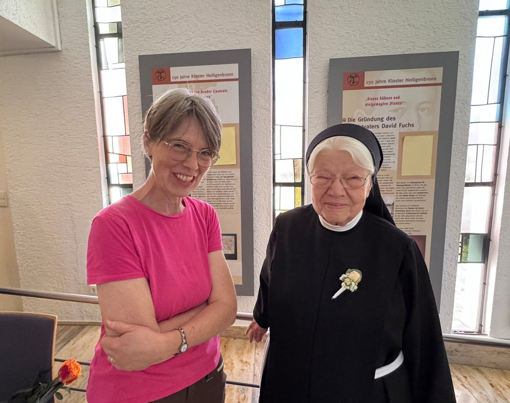 Sr. Christiane mit Gratulantin