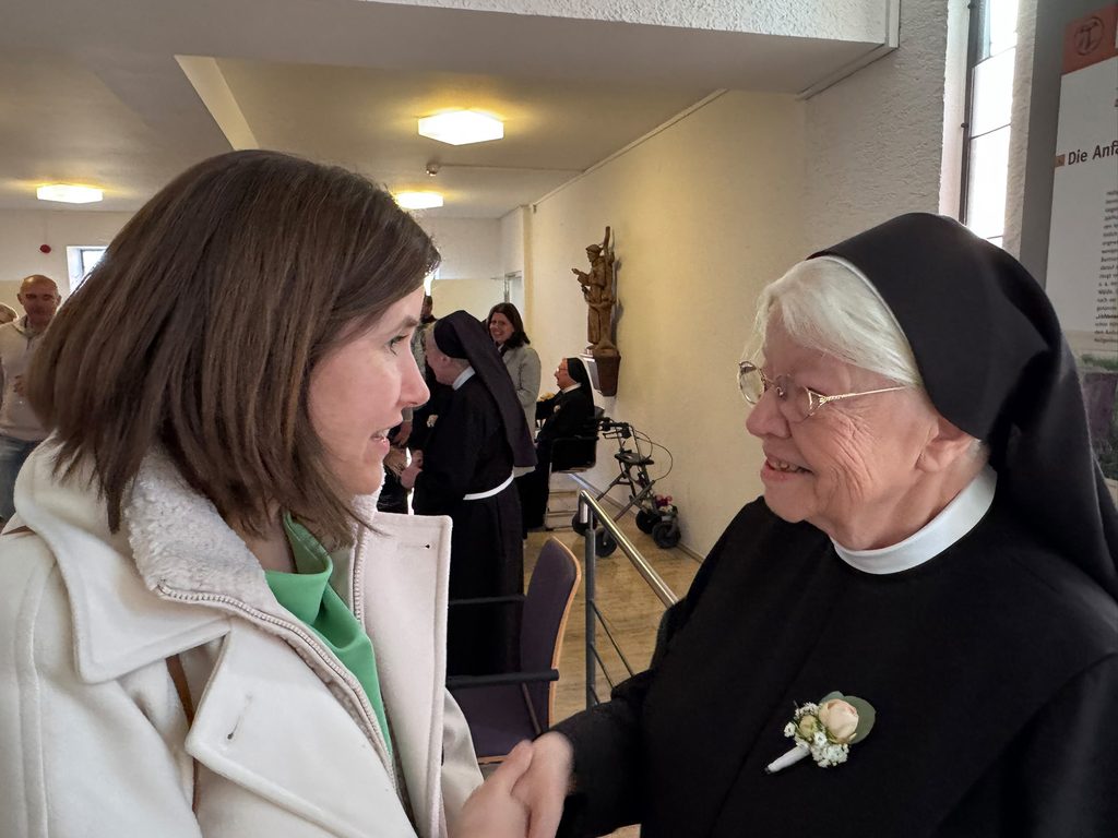 Sr. Christiane mit Gratulantin