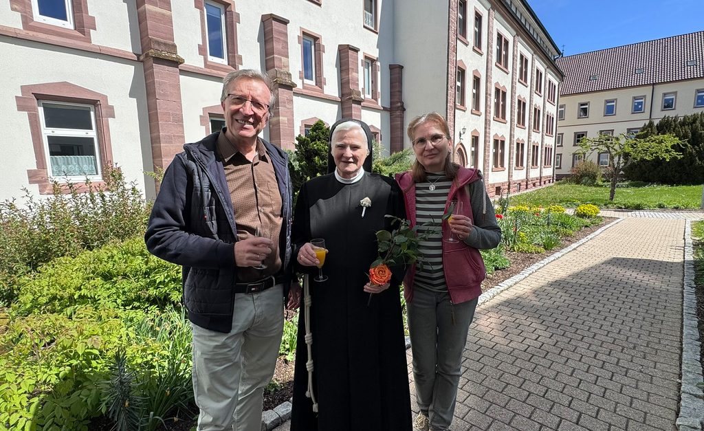 Sr. Daniela mit Gratulanten im Freien