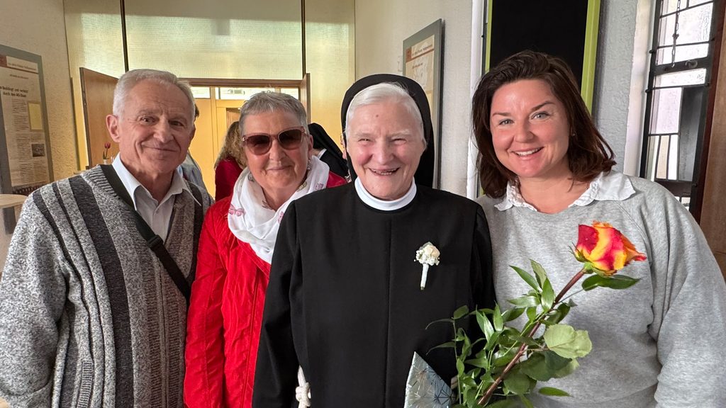 Sr. Daniela mit Gratulanten