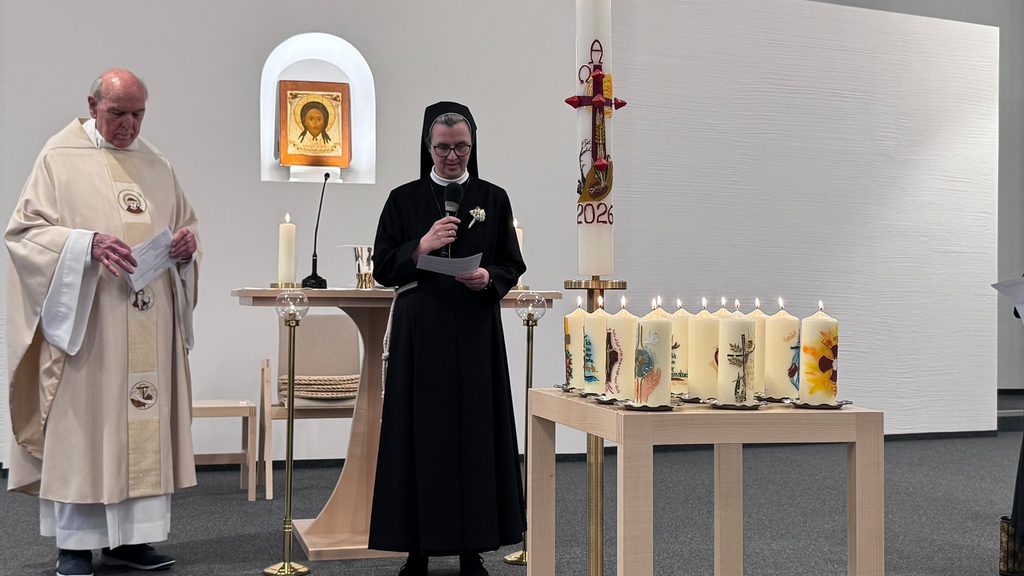 Sr. Dorothea mit Osterkerze und den Professkerzen