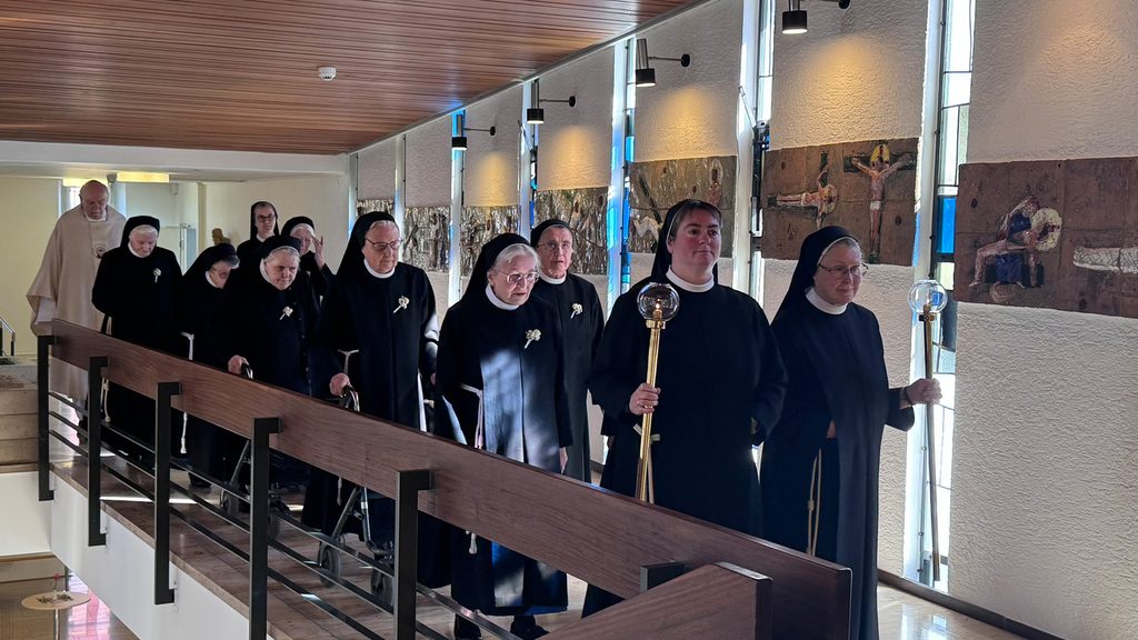 Die Jubilarinnen ziehen in die Hauskapelle ein