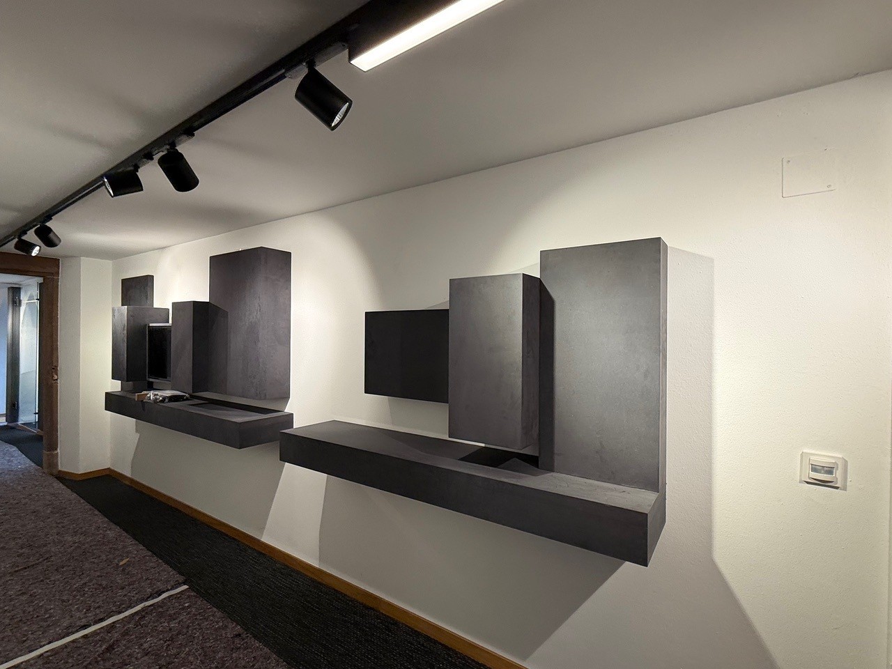 Exponatwände im Flur