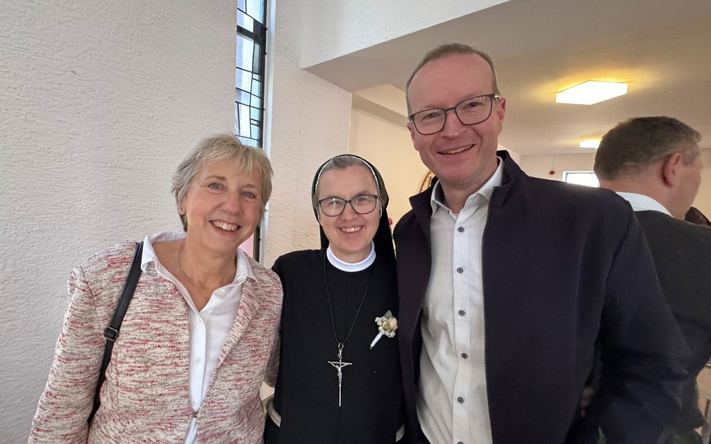 Gratulanten mit Sr. Dorothea