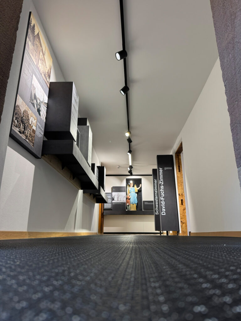 Flur mit Blick auf den "Rettungsengel"