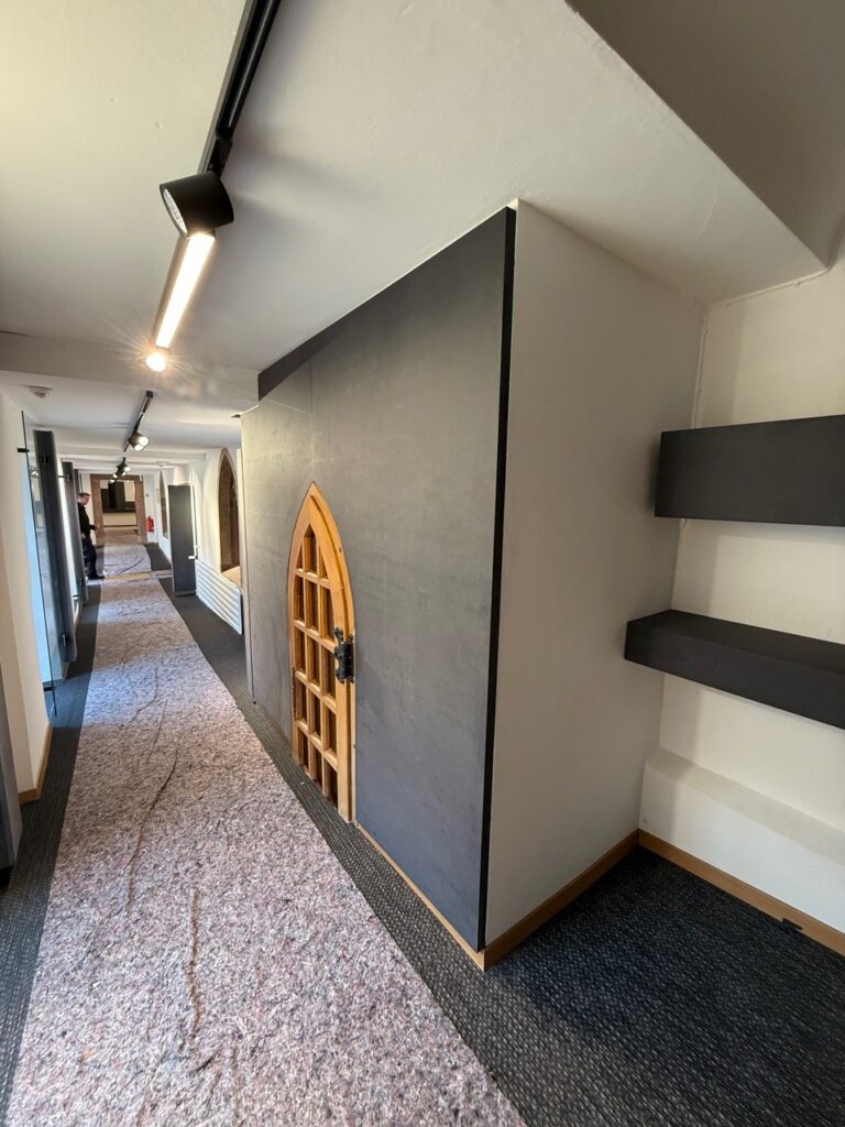 eingebaute Exponatwände im Flur