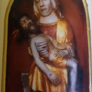 Maria beklagt den toten Jesus vor rotem Hintergrund, vermutlich eine Kopie aus Kloster.
