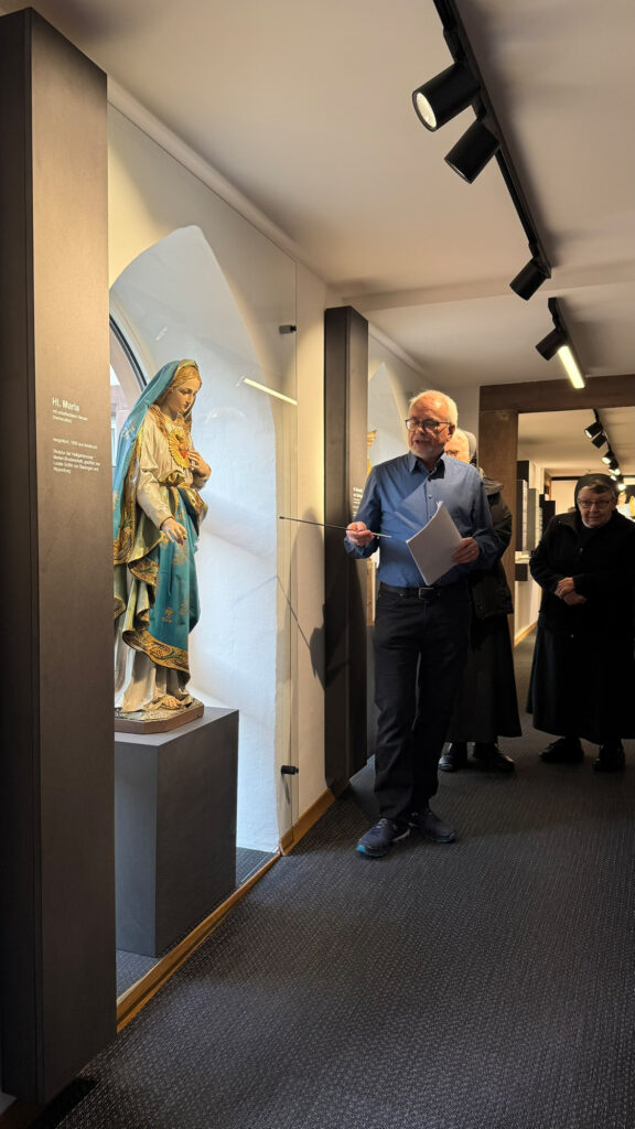 Ewald Graf bei der Führung mit ehrenamtlichen Mitarbeitenden