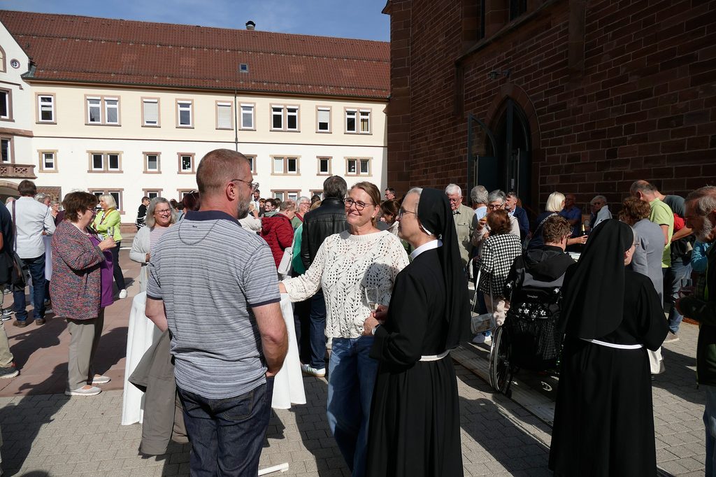 Gruppe Menschen vor der Kirche