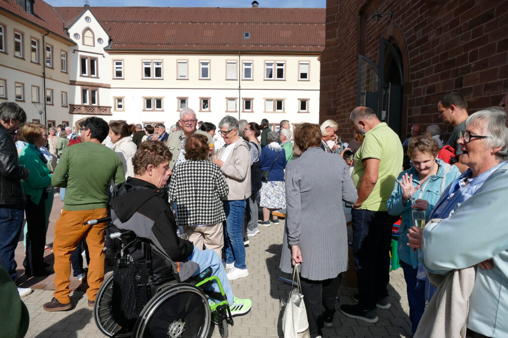 Gruppe Menschen vor der Kirche