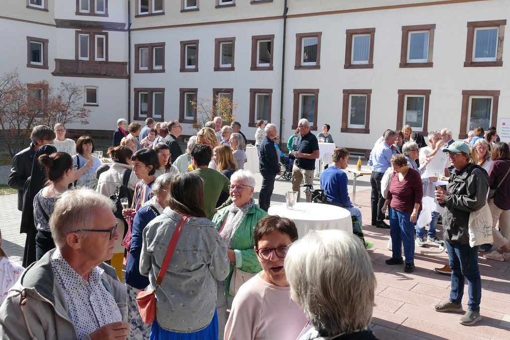 Gruppe Menschen vor der Kirche