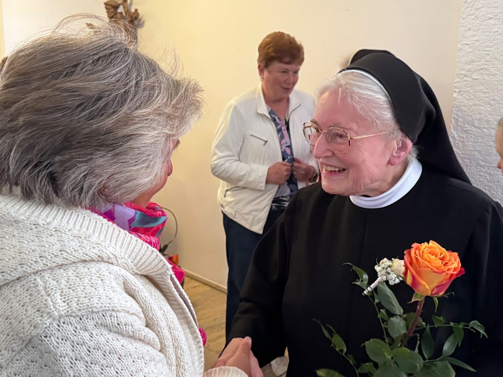 Sr. Johannella mit Gratulantin