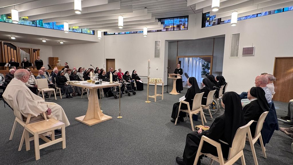 Sr. Dorothea begrüßt die Gäste in der Hauskapelle