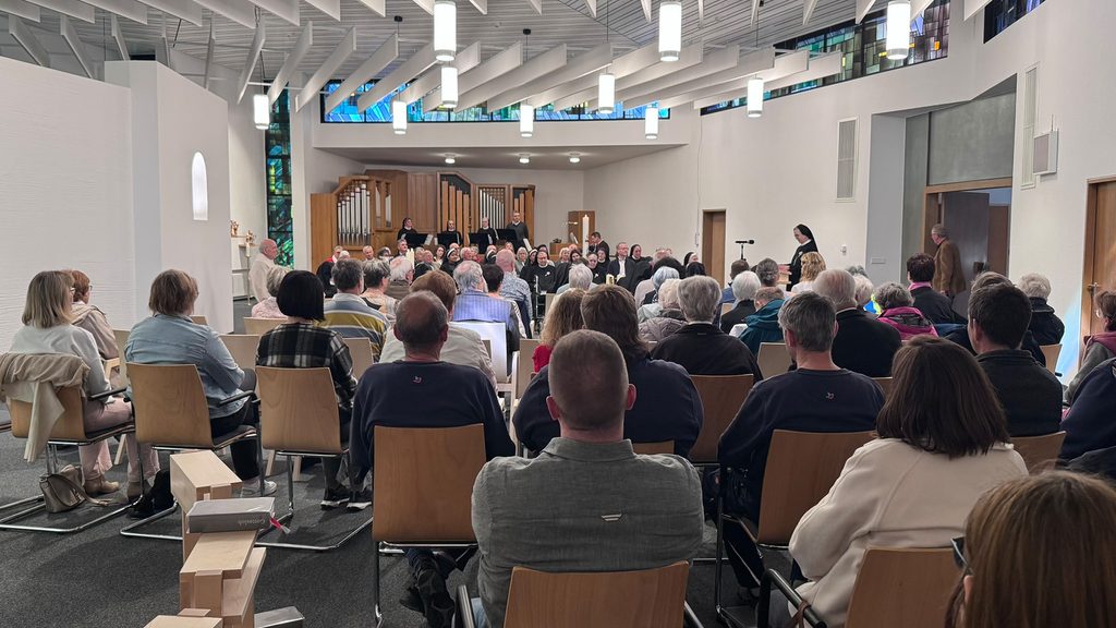 viele Menschen in der Hauskapelle