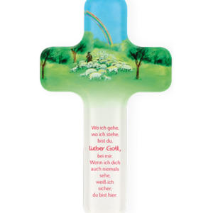 Ein Kreuz zeigt Landschaft mit Regenbogen und trägt einen religiösen Spruch über Gottes Nähe.