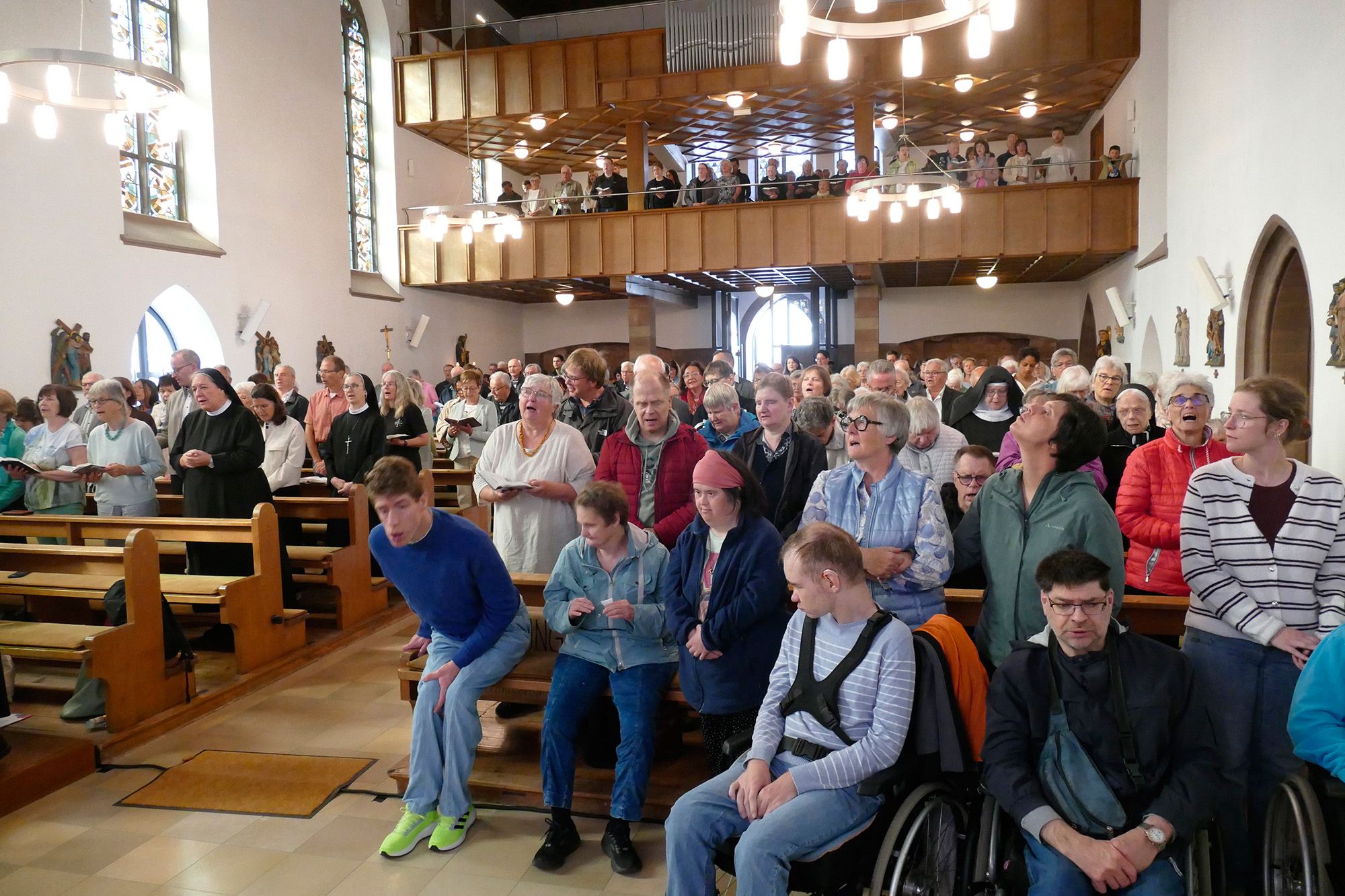 vollbesetzte Kirche