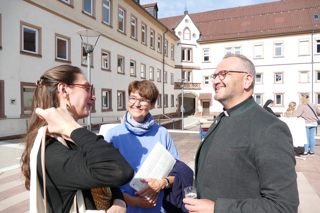 Gruppe Menschen vor der Kirche