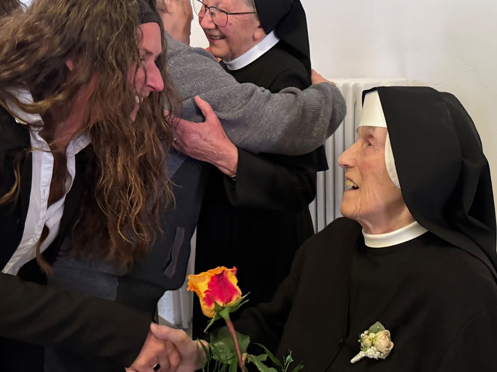 Sr. Maria Goretti mit Gratulanten